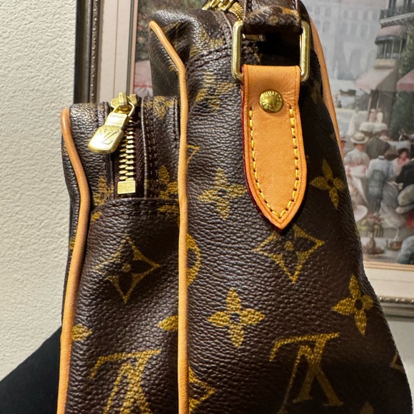 Authentic Louis Vuitton Nile canvas crossbody pre loved
Make me an offer - Picture 3 of 16